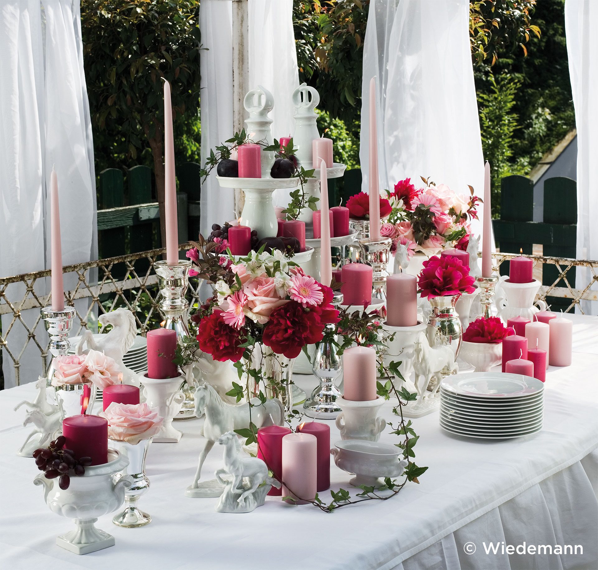 In der Dekoration einer Hochzeit stecken meist viel Liebe und viele Ideen der Braut drinnen. Jede Braut hat andere Wünsche bezüglich Blumen, Tischdeko und auch Farbkonzepten. Mit unserer großen Farbau