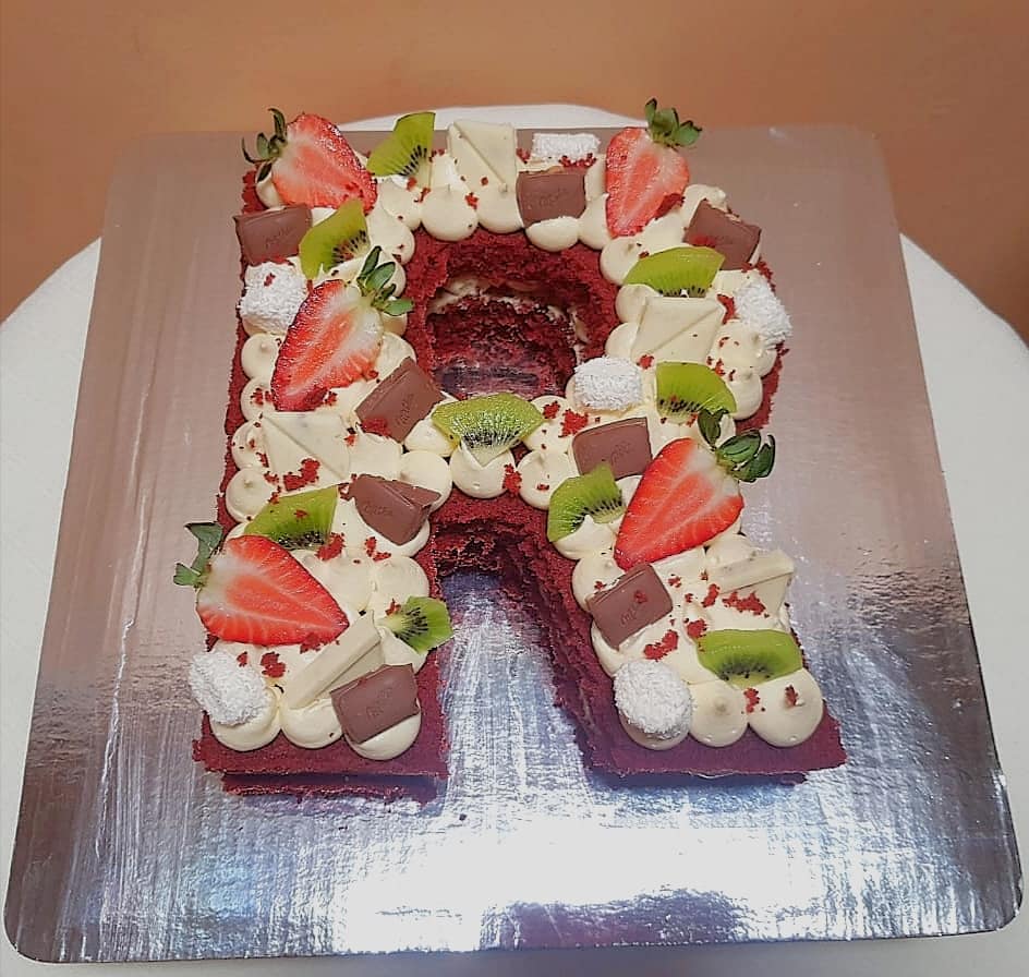 Pastel de letra R en Red velvet con... - El Toque de Mamá