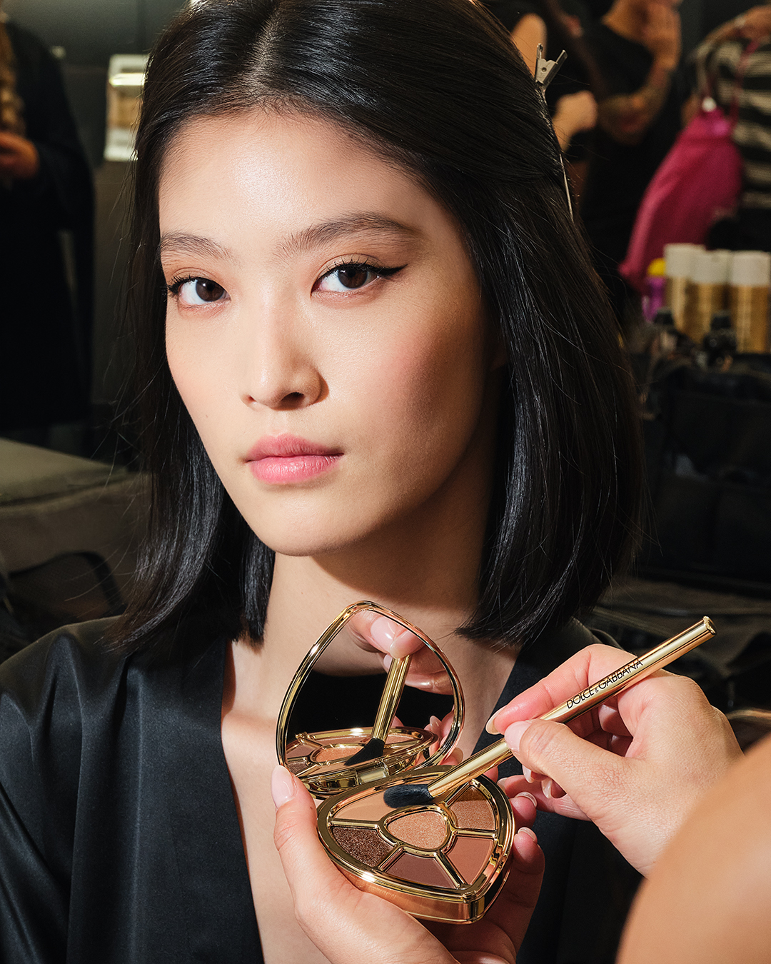 Sophisticated shades and a touch of eyeliner sculpt the eyes