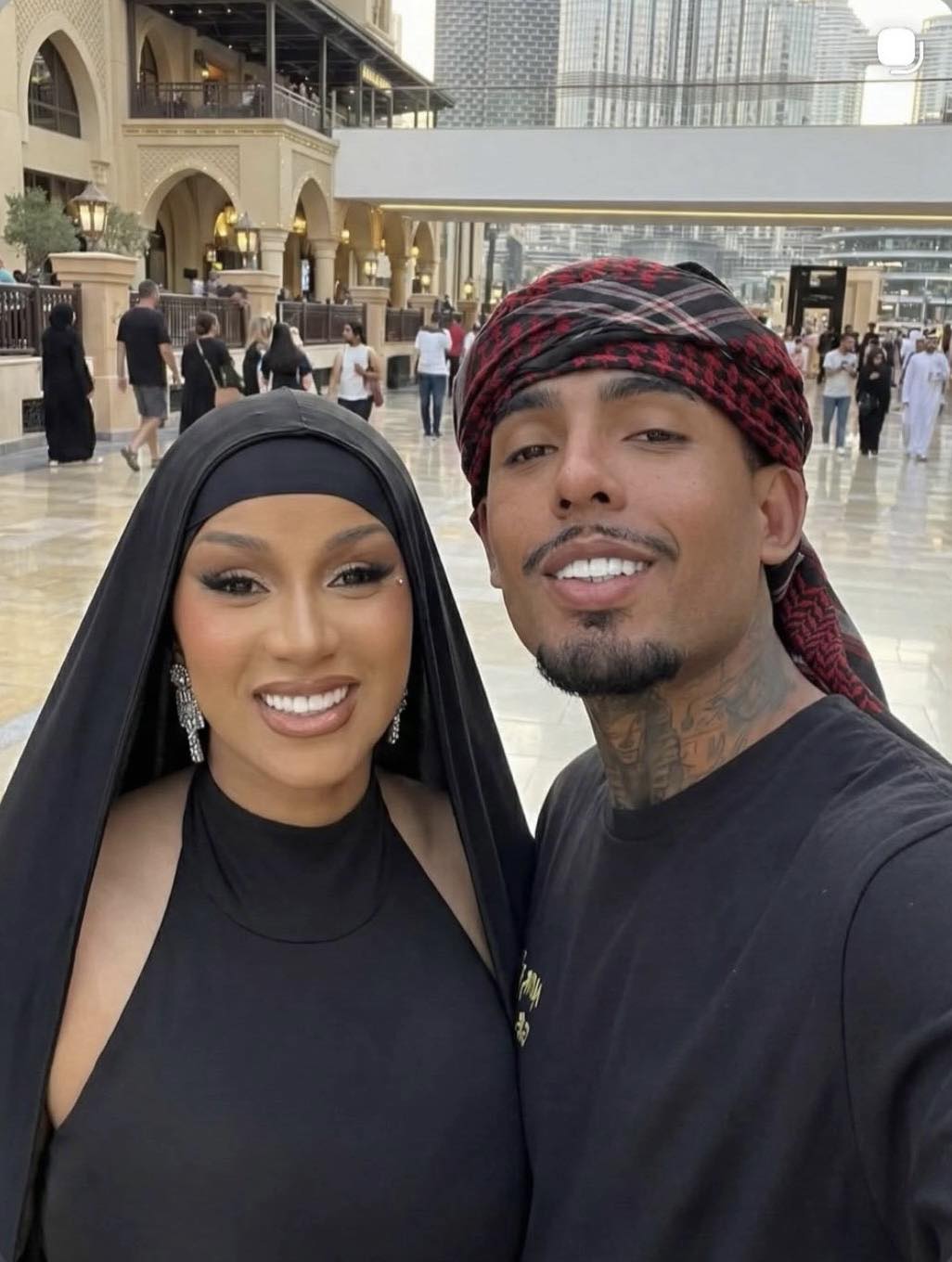 Female - Cardi B in Saudi Arabia with a fan ️😍 | Facebook