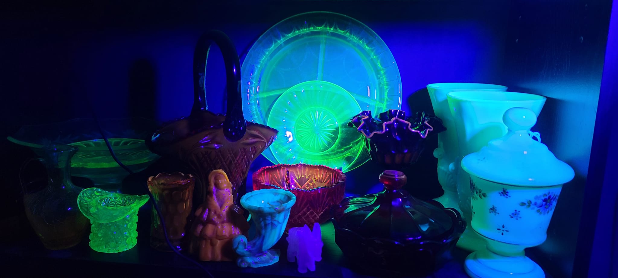 Is the Tiera Green Indiana Glass Set glow-in-the-dark?