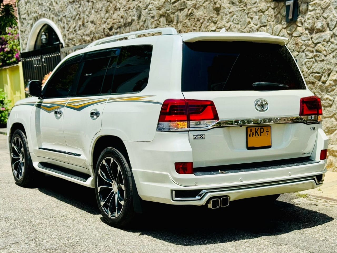 0723973941 *TOYOTA LANDCRUISER ZX 200 series V8* 4600cc 2014 model