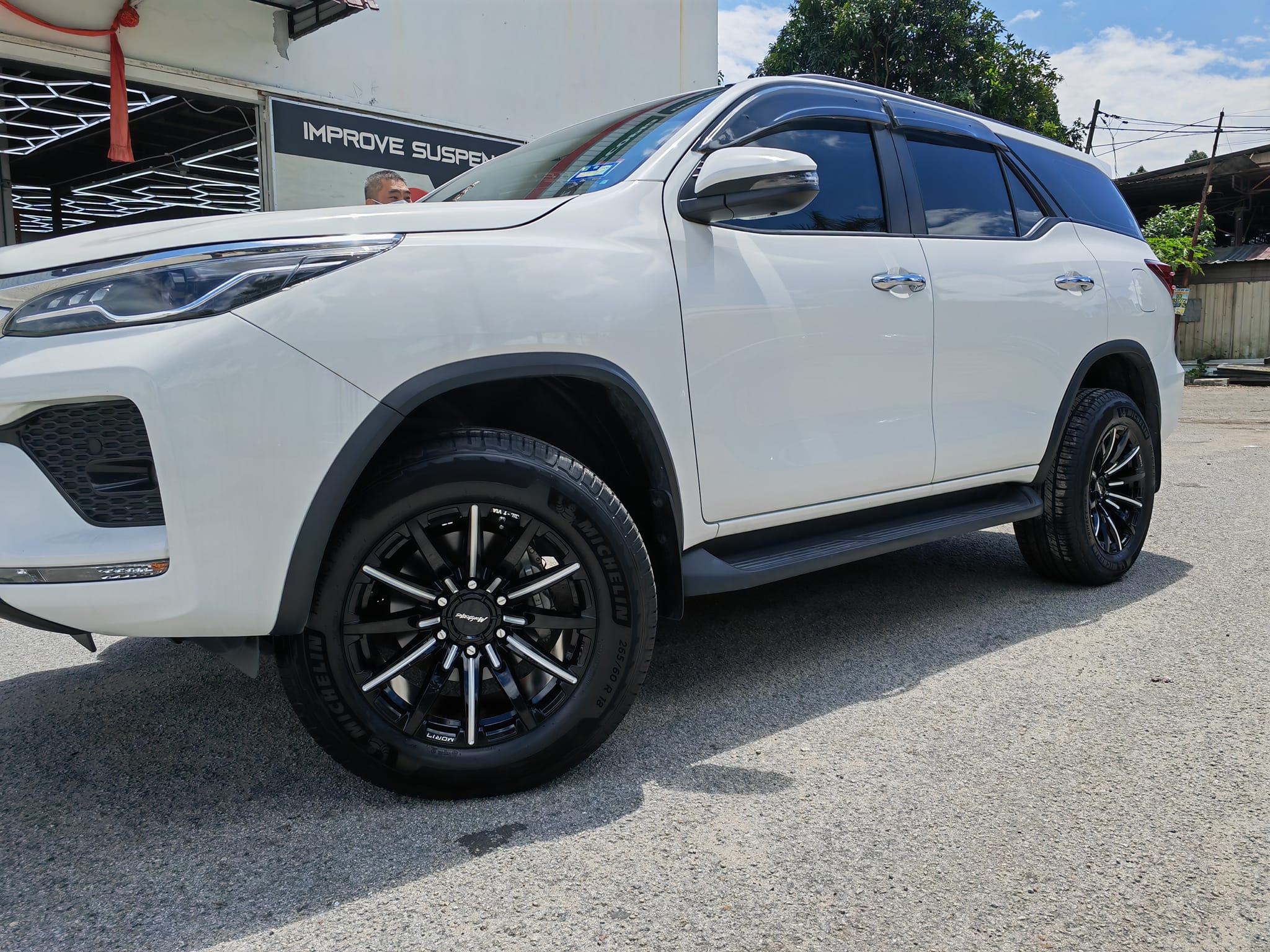 EH TYRE - TOYOTA FORTUNE with design Cutting Original...