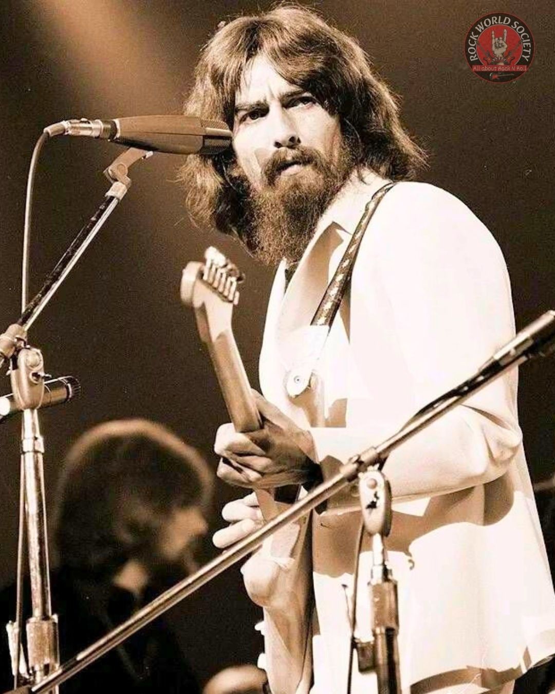 rock-george-harrison-took-the-stage-at-madison-square-garden-for-the