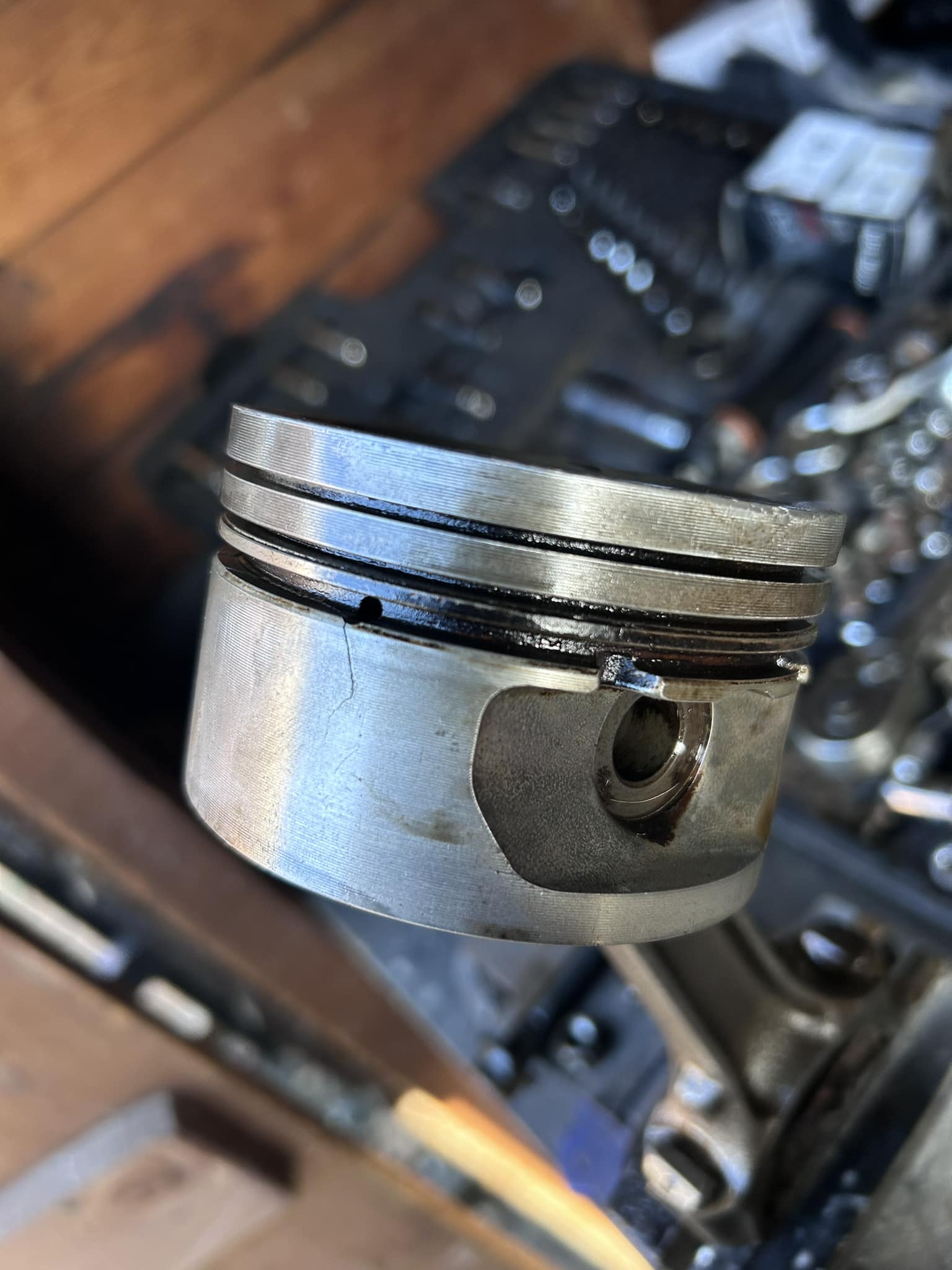 【VAINON】Cracked Ring What would cause the small cracks on my vanos piston?