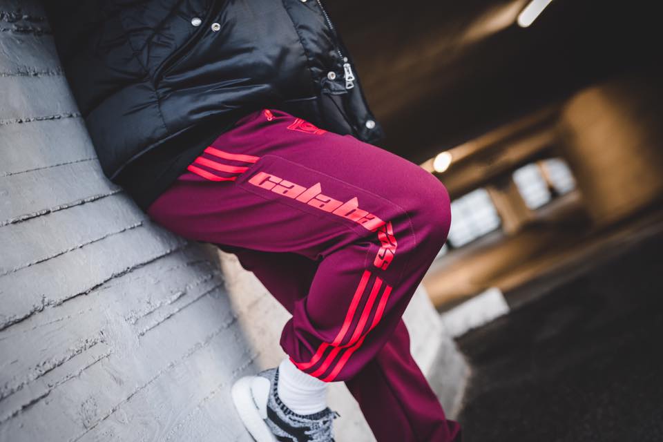 The adidas Yeezy Calabasas Track Pant (120 €) is finally dropping