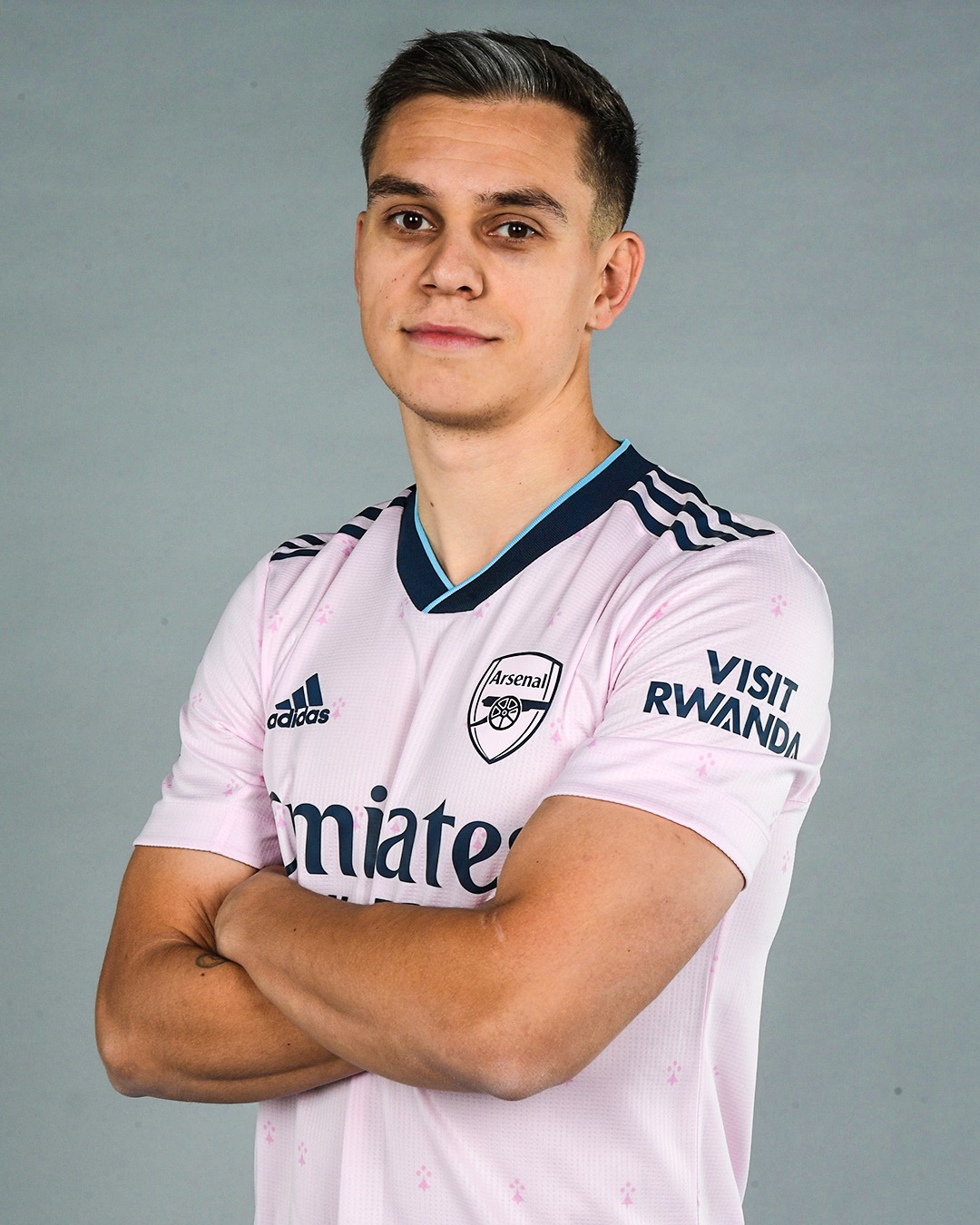 Arsenal announce the signing of their new No. 19: Leandro Trossard 🔴