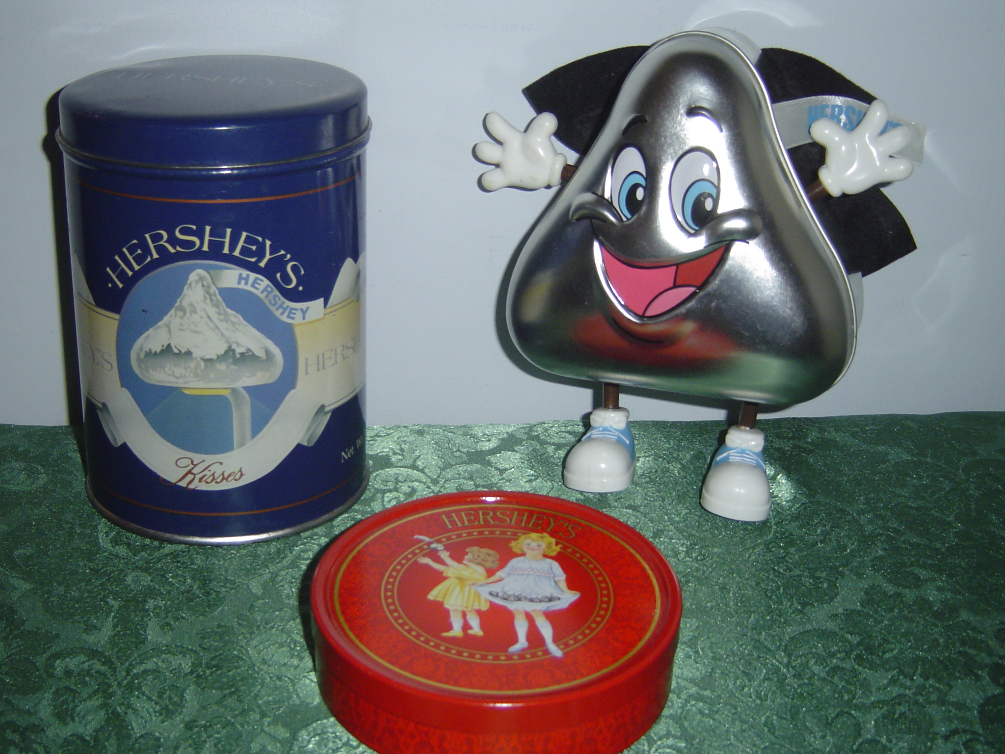 00sレアHERSHEY'S KISSES DISPENSER Football Vintage 1999 Hershey's Kiss Football Candy Dispenser — Referee