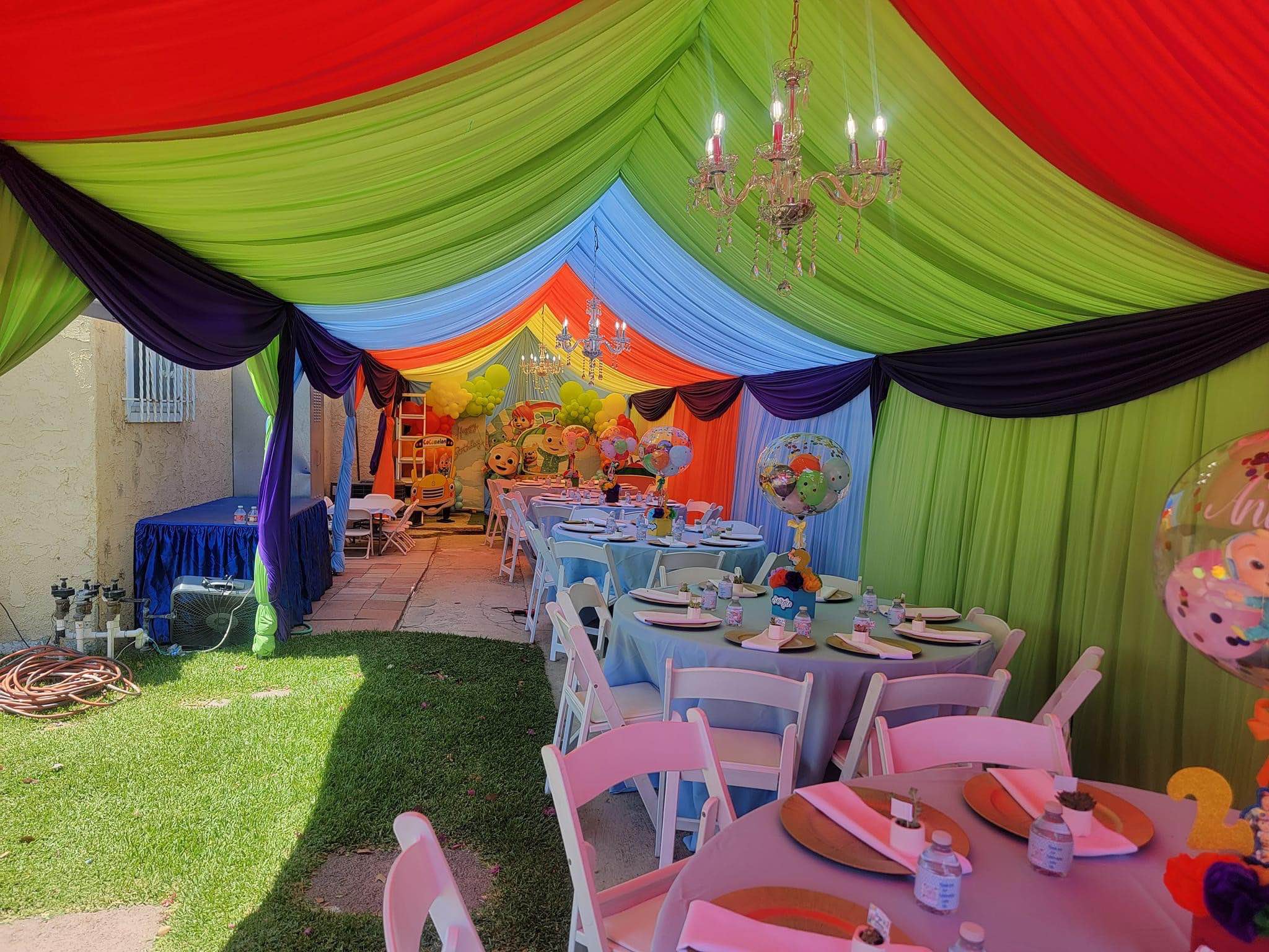 Bazaar 7 * San Antonio, Tx. | ️💚💛CARPAS DECORADAS CON LOS COLORES DE SU