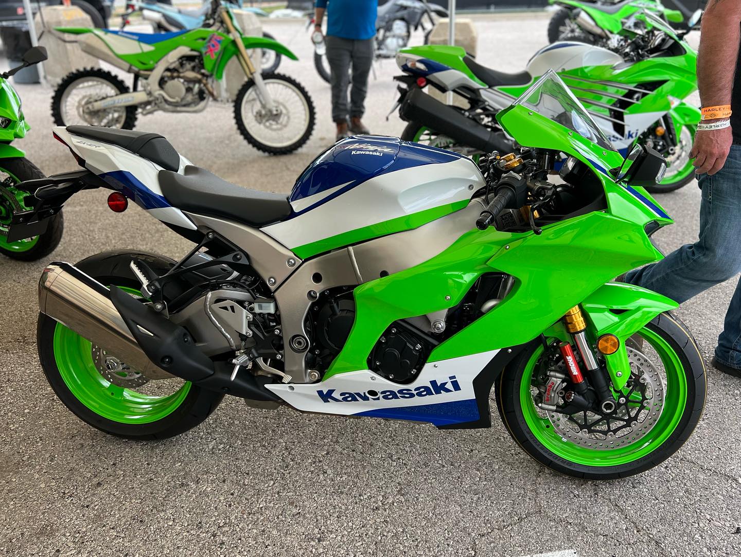 Pictures of lowered Kawasaki Ninja ZX-10R for shorter riders