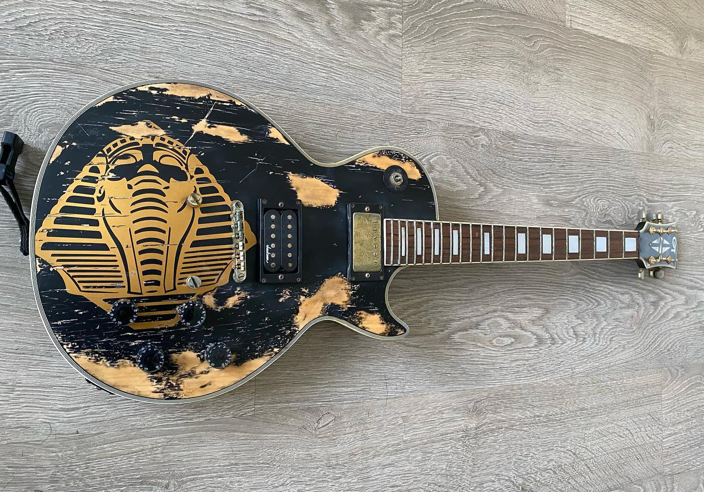 Heavy relic on les paul guitar