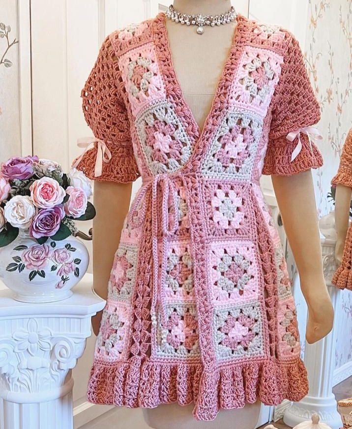 crochet raglan dress This is pure love! Look at this different pattern with grandma's square stitch, it's impossible not to fall in love. Want to use it all day! 💝 Inspirational pattern: https://bit.ly/Raglan-Dress -Pattern-Scalloped Crochet sweater dress Color:Bubble Gum Colour|Purple City Triangles Black Dresses