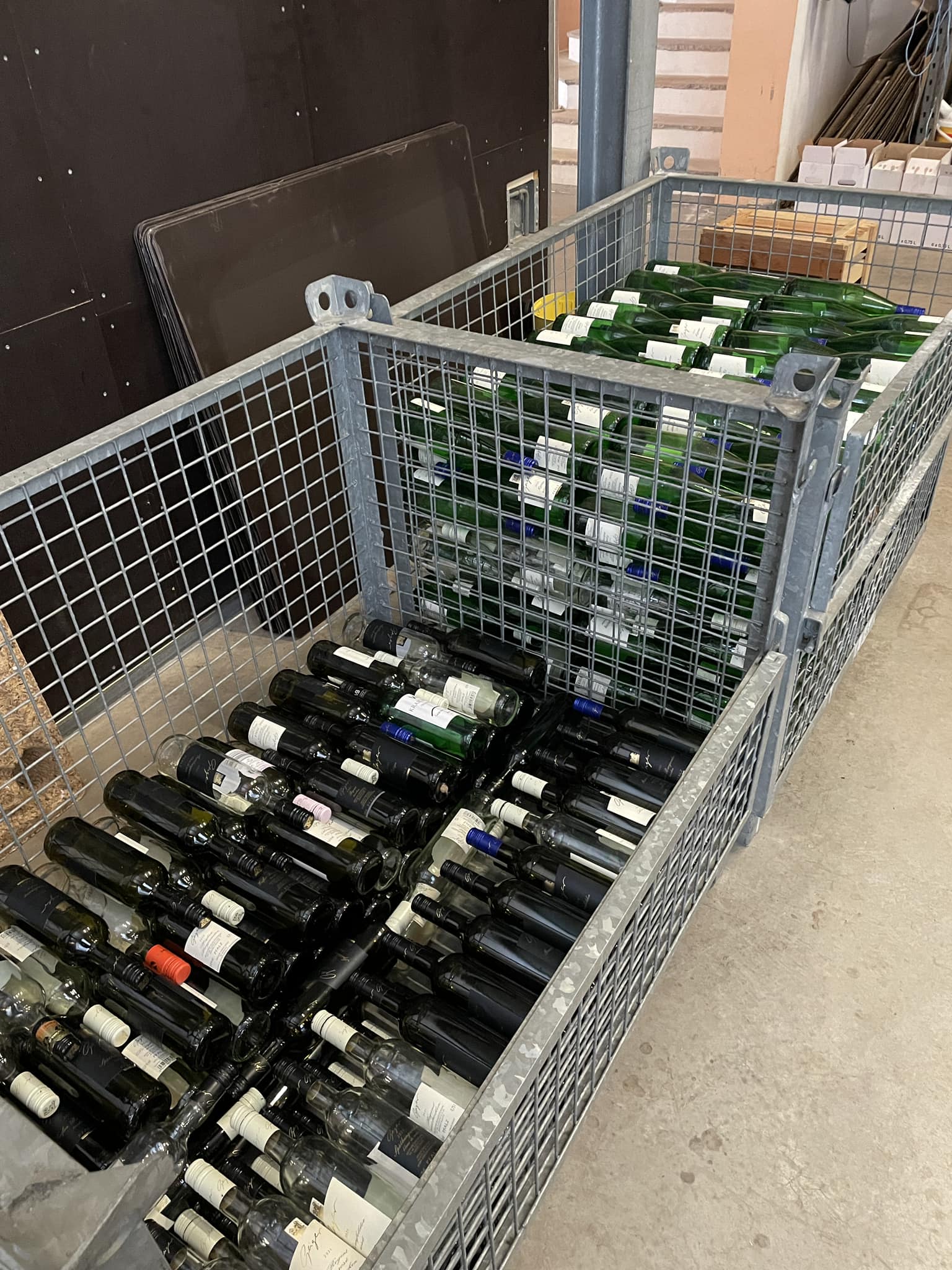 Flasche leer? Wir nehmen sie zurück! Ja, gerne nehmen wir leeren Flaschen (Wein und Saft) wieder zurück! Wir sortieren die Flaschen entsprechend ihrer Form und Größe in Gitterboxen. Vor unseren Abfüllterminen lassen
