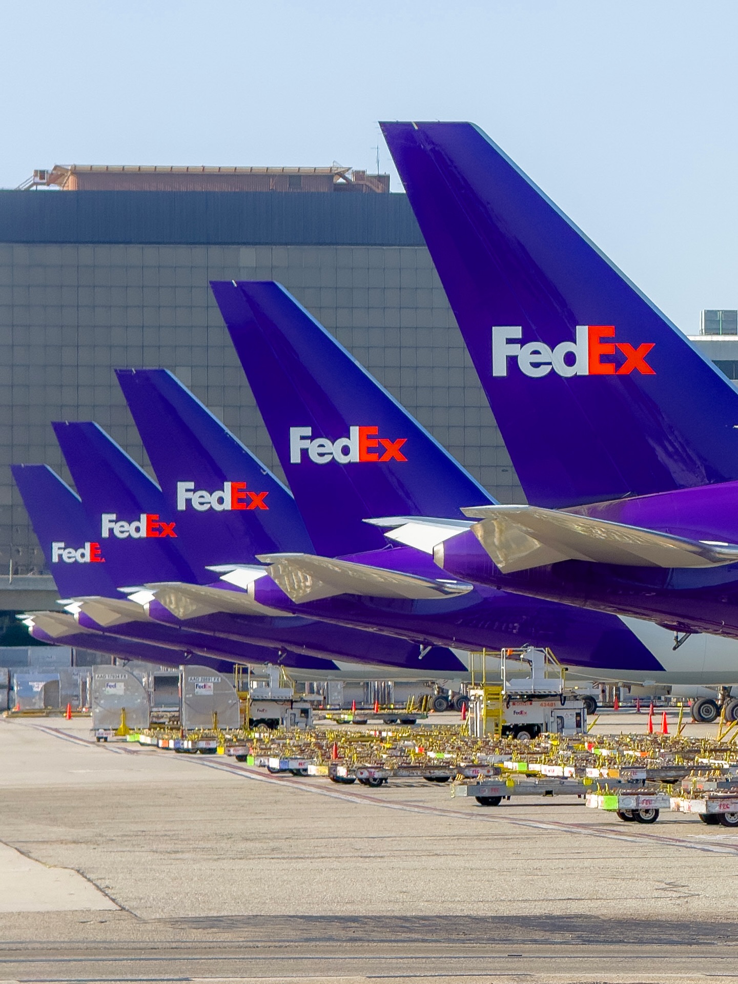 a full line of @fedex B767F at @flylaxairport 💜✈️ The FedEx