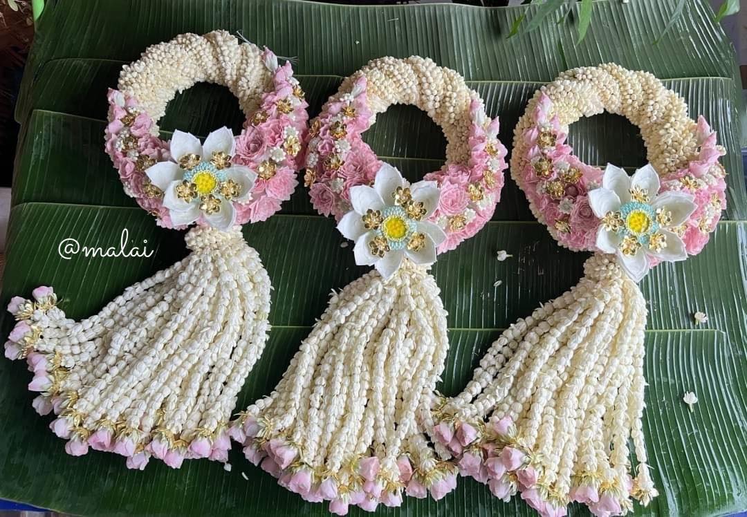 มะลิ - พวงมาลัยเกลียวมะลิ ติดช่อเอื้องและดอกประกอบร้อยเรียงกลีบกล้วยไม้ ...