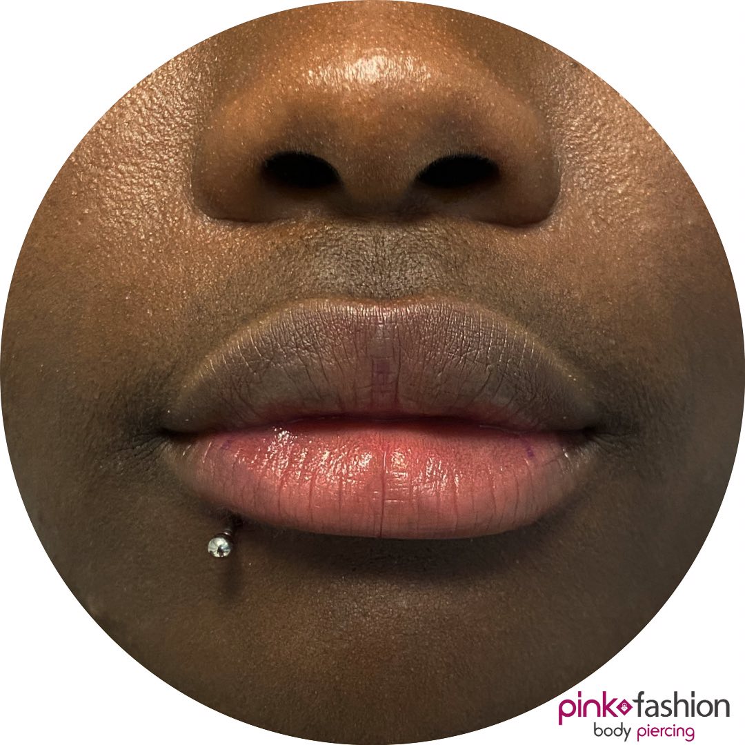 Labret Lateral perfuração por... - Pink Fashion Body Piercing