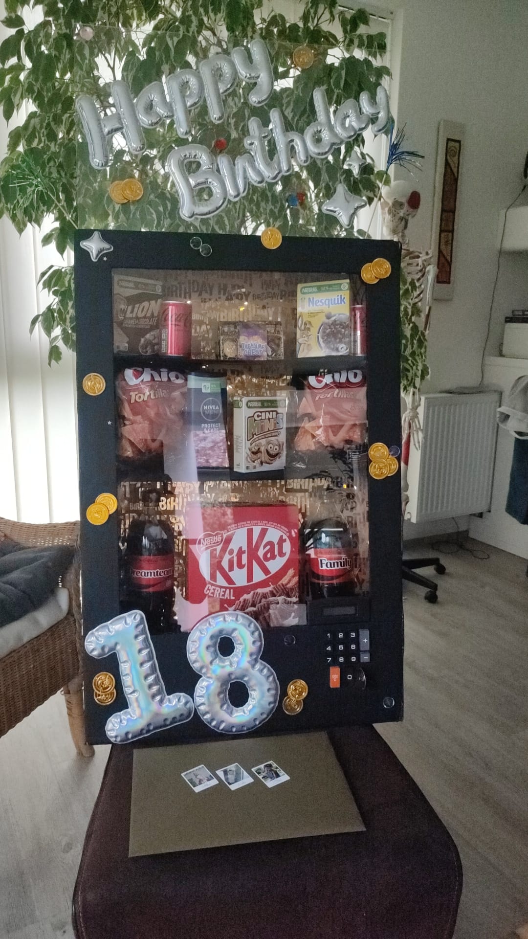 Gemacht mit einem Karton (TV-Gerät) und Plexiglas. Restliche Deko beim Tedi erhalten☺️
