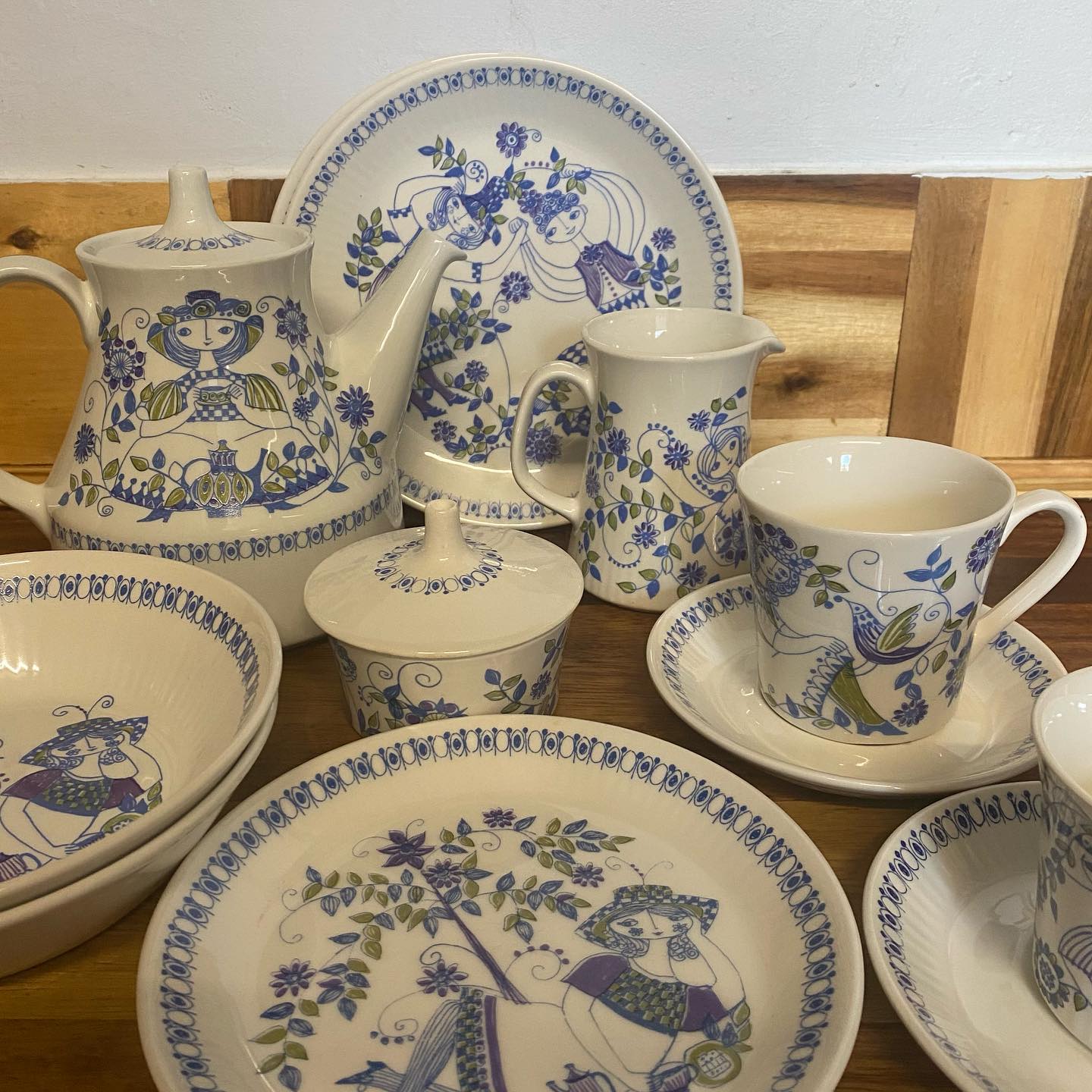 Does anyone else have the Figgjo Lotte set or pieces?