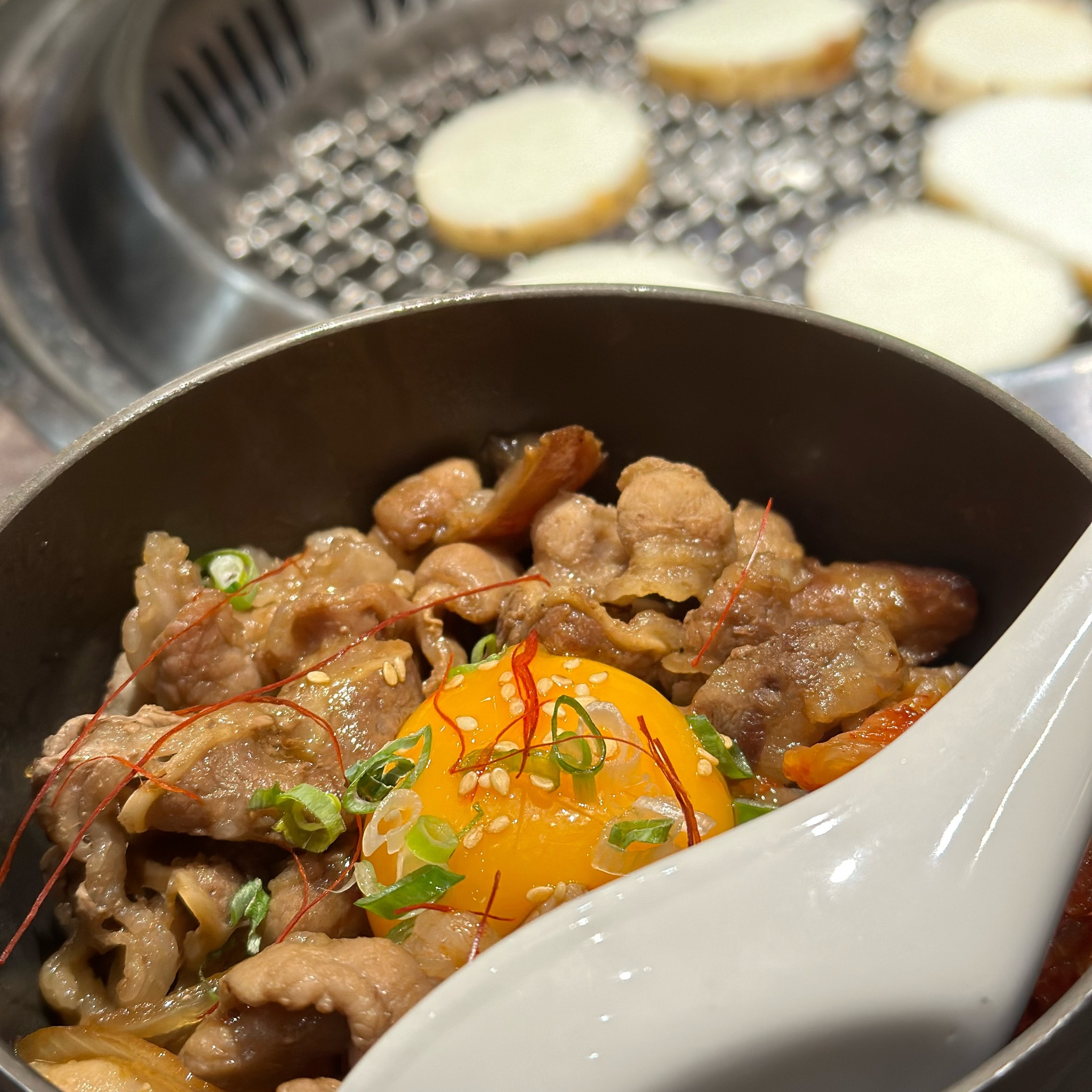 笑杯燒肉酒場 - - 有人說我們是被主食耽誤的燒肉店🥹 還是要開一間 #笑杯便當 ⁉️😂... | Facebook
