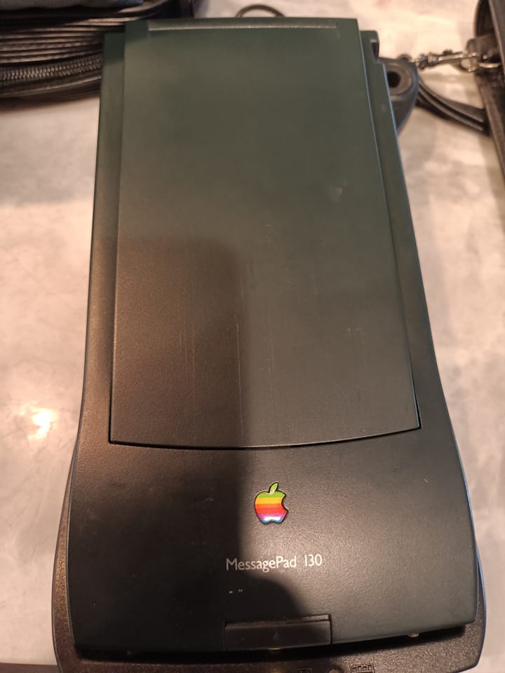 Apple Newton MessagePad H1000 restored with capacitor replacement