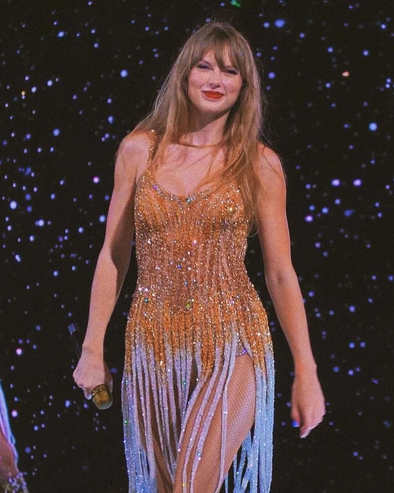 gold noodle dress Can someone please tell us why this is called the noodle? 🤣