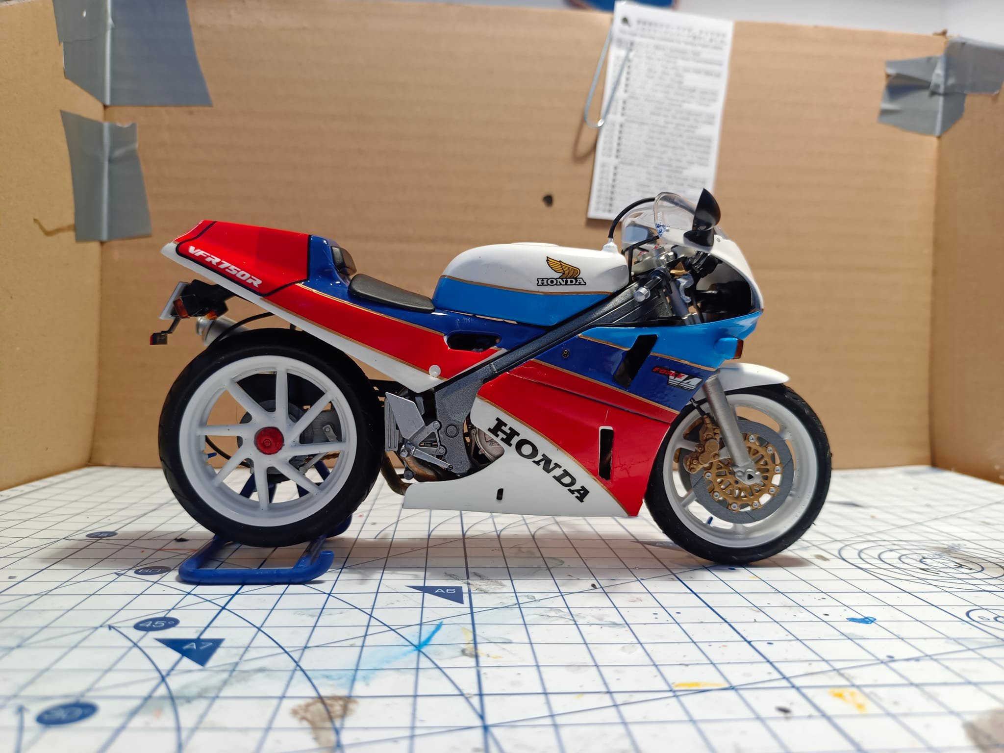Honda VFR 750 RC30. Tamiya 1:12