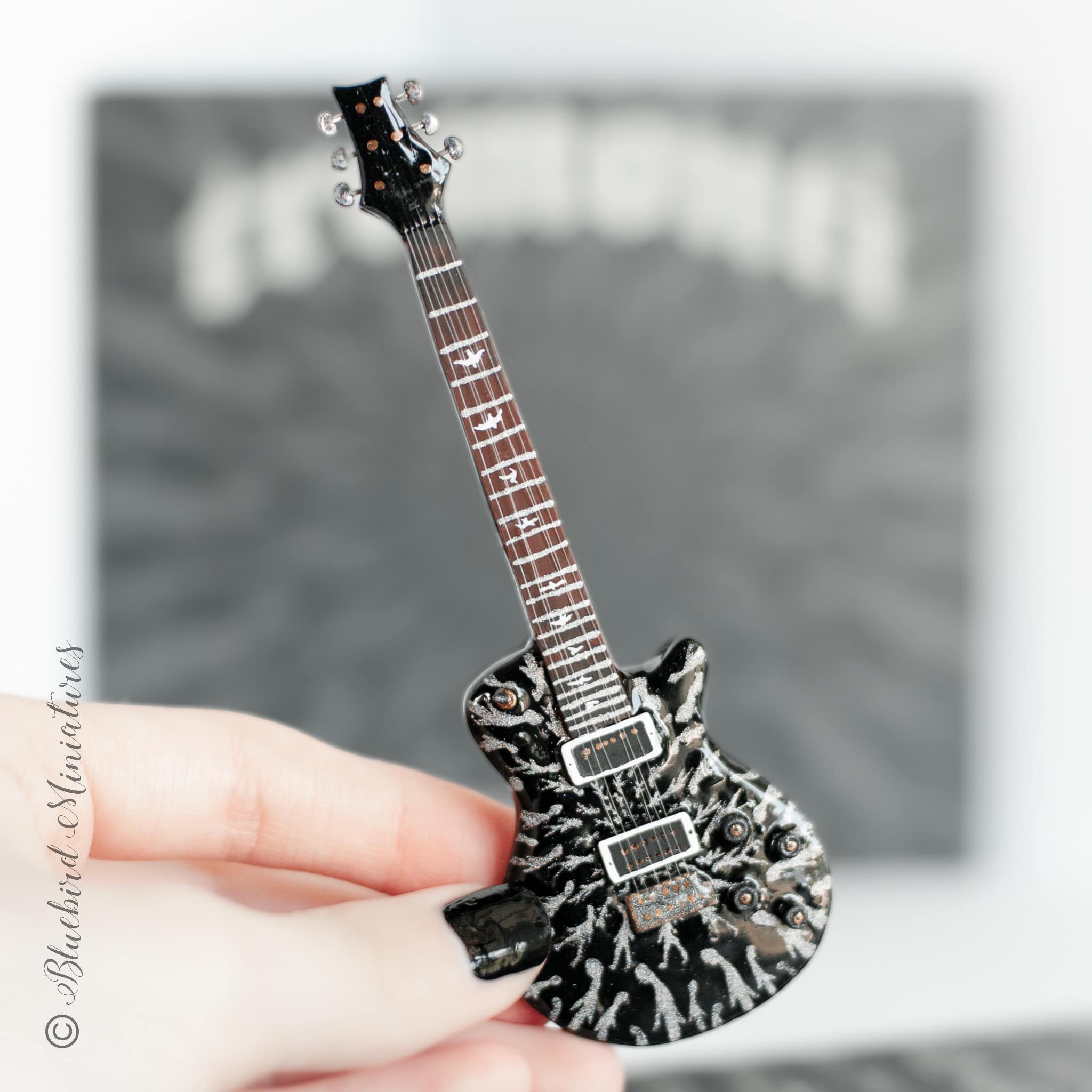 Mini Guitare John Frusciante – Axman 1/4, 25 Cm, Bois/métal, Boîte D'affichage, Non Jouable
