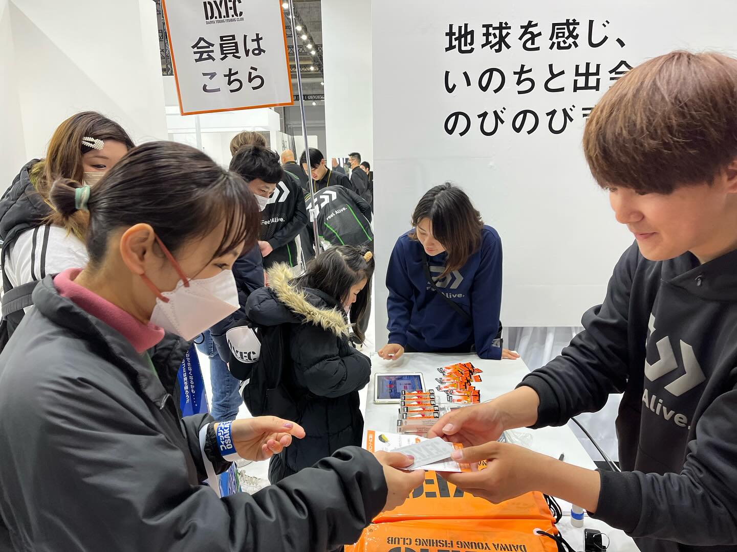 DYFC - 開場と共に会員さんたちがDYFCコーナーへ。ガラポンを回して、ゴッキゲンに記念写真をパチリ！... | Facebook