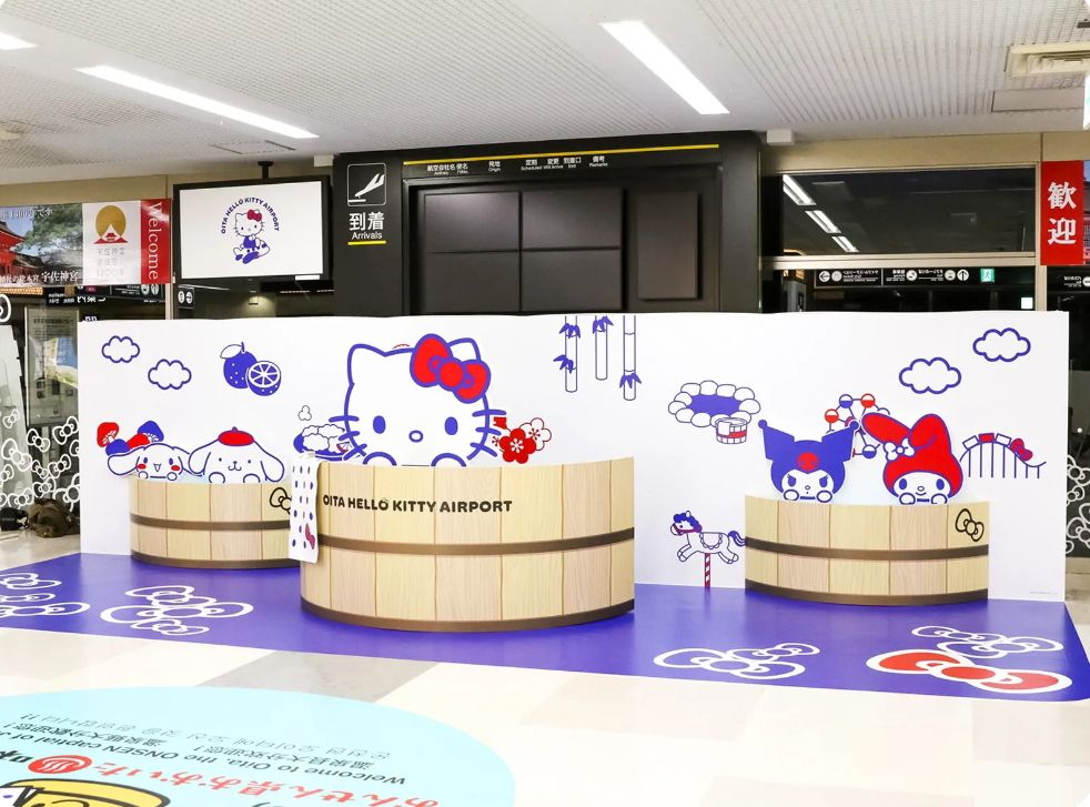 Hello Kitty figures, presented as algae, are displayed inside the