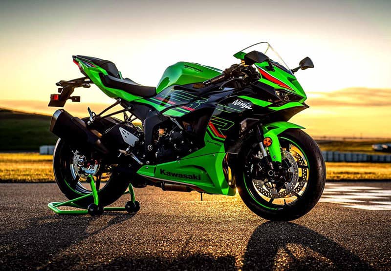2026 Kawasaki ZX-6R in pearl robotic white/metallic spark black