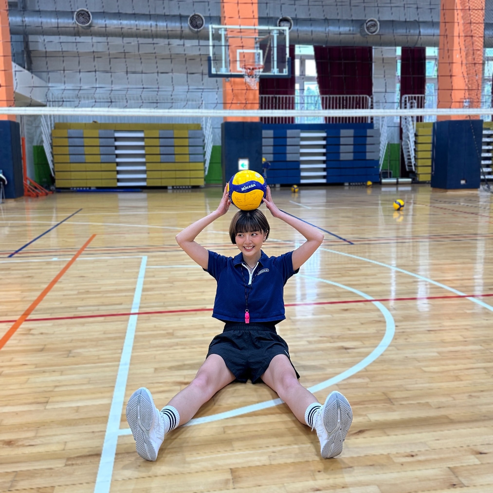 Linzy 林晞 - 呀！超久沒摸到排球 🏐 大學一度以為我可以加入系排 最後...發現超沒天分 (๑´ㅁ`)...