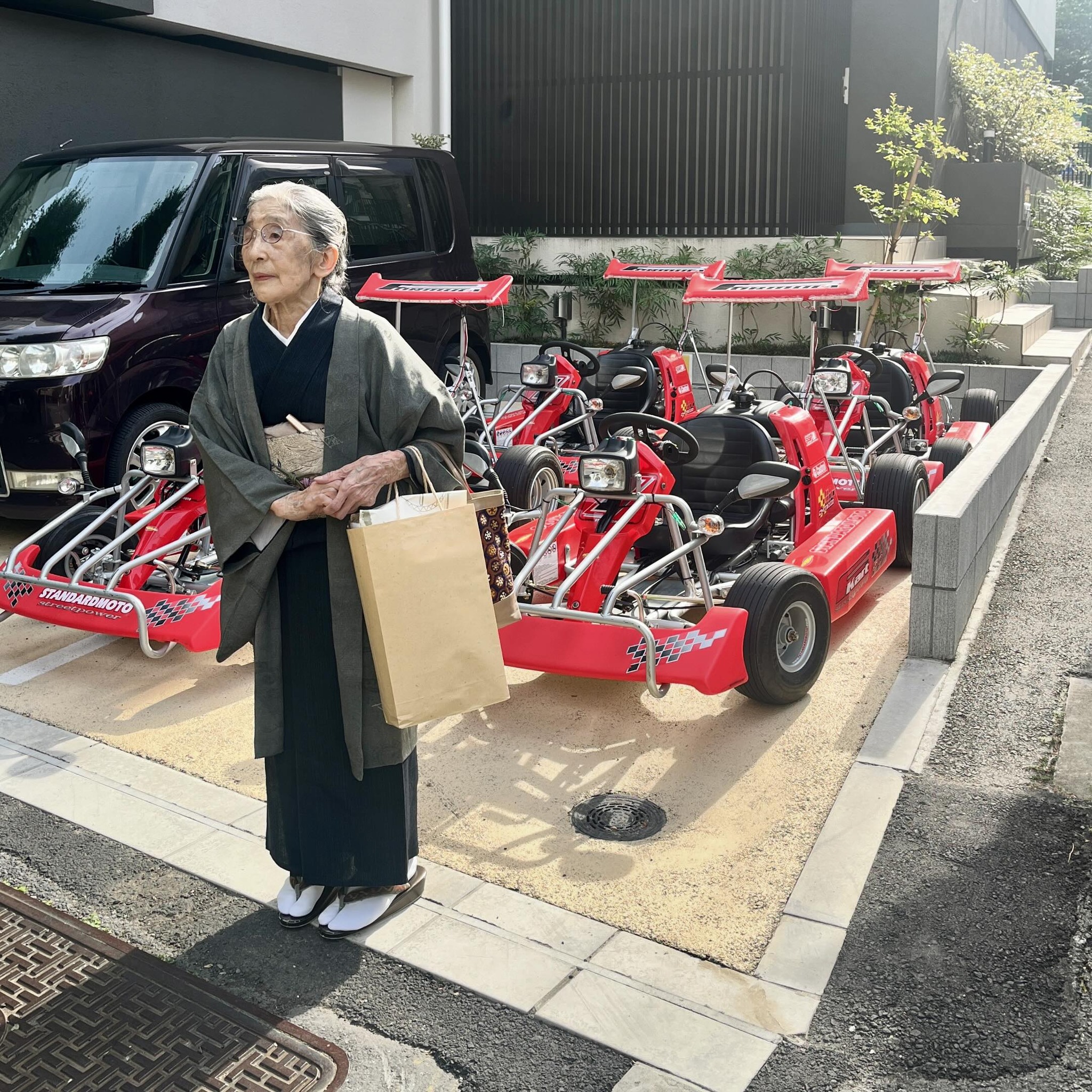 セルリアンで開催の先生の会へ 新しくできた近所のカート乗り場の前で