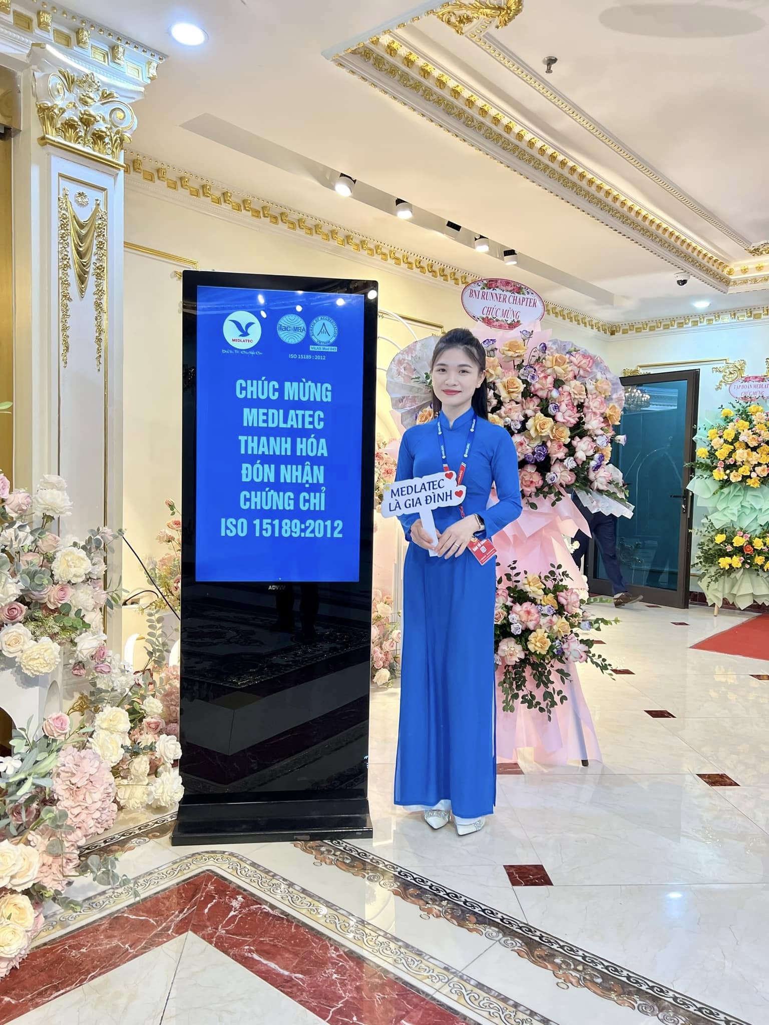 Công - 🎉 Một chiếc standee điện tử nhỏ gọn – điểm nhấn sang trọng cho ...