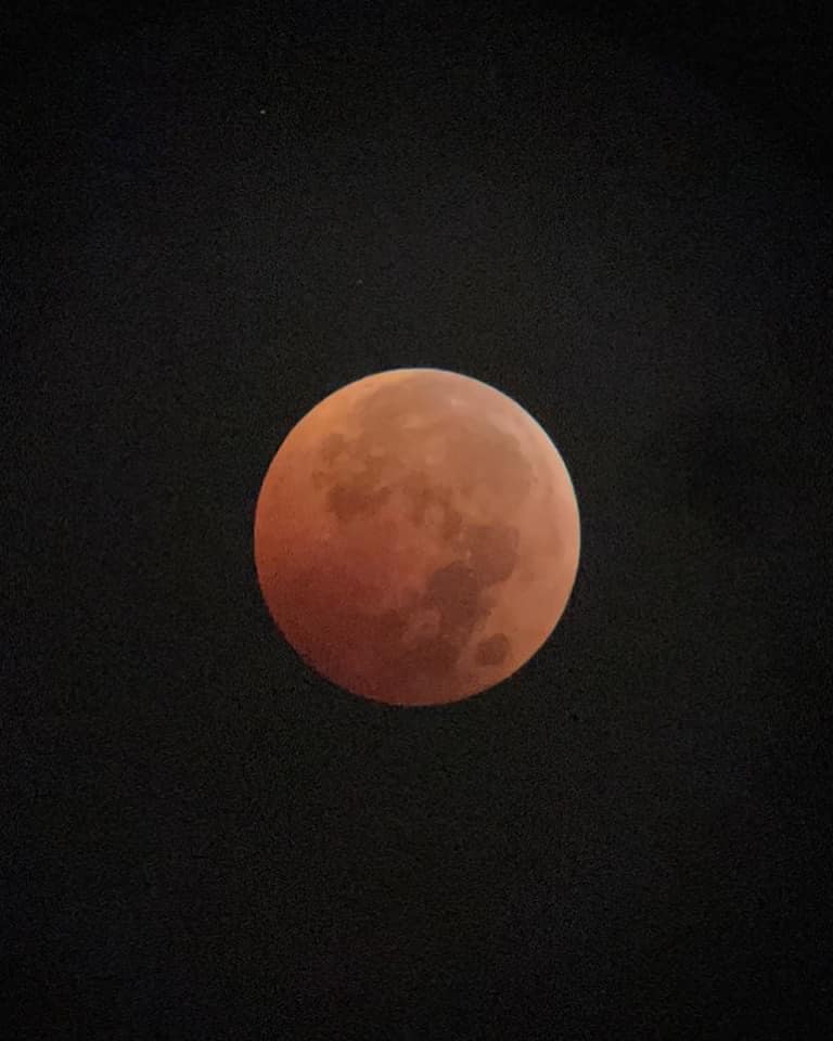 【D1様用】HORDES OF THE LUNAR ECLIPSE Impressive picture of this morning's total lunar eclipse! 📸Randy