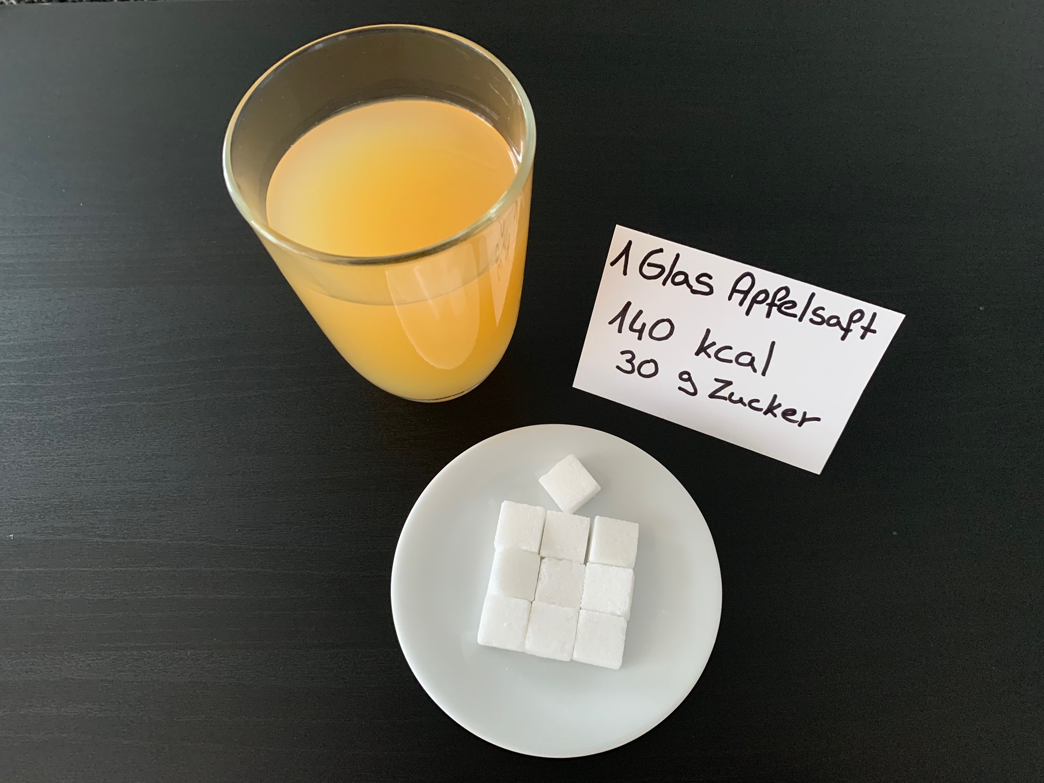 Wer hätte es gewusst? Ein Glas Apfelsaft enthält rund 30 Gramm Zucker, das sind umgerechnet 10 Stück Würfelzucker. In einem Glas Orangenlimonade steckt die gleiche Menge 😮😟 #Zucker versteckt sich in