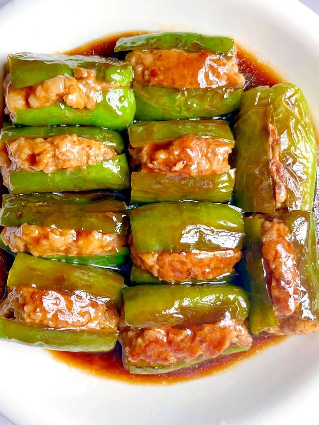 烹飪小學堂 - 以前在家我媽經常做青椒釀肉，簡直是我的最愛！ 肉末嫩滑多汁，加上濃郁的醬汁，真的巨鮮巨好吃！... | Facebook