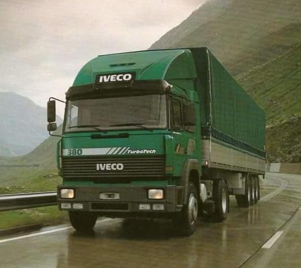 Scania 113-360🇸🇪 vs Iveco Turbotech.🇮🇹 Early 90'.