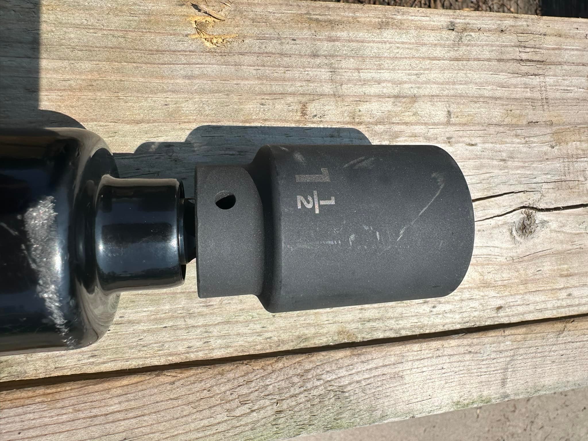 底に何か掘ってありますが不明 Fixing attachment holes on Chinese excavators and mini skids