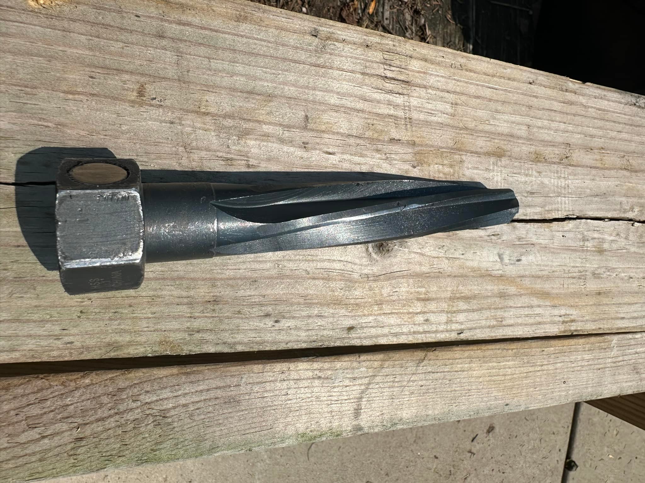 底に何か掘ってありますが不明 Fixing attachment holes on Chinese excavators and mini skids