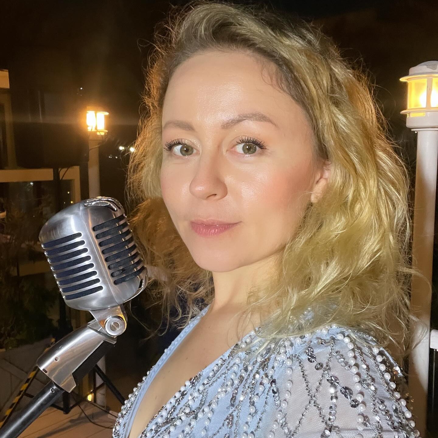 Singer In The Desert