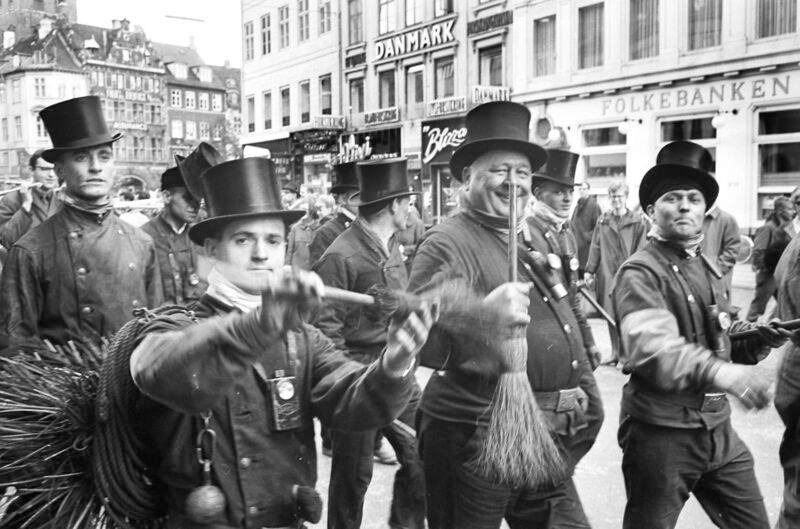 Gamle København | Skorstensfejer-parade på Strøget i 1963, fotograferet ...