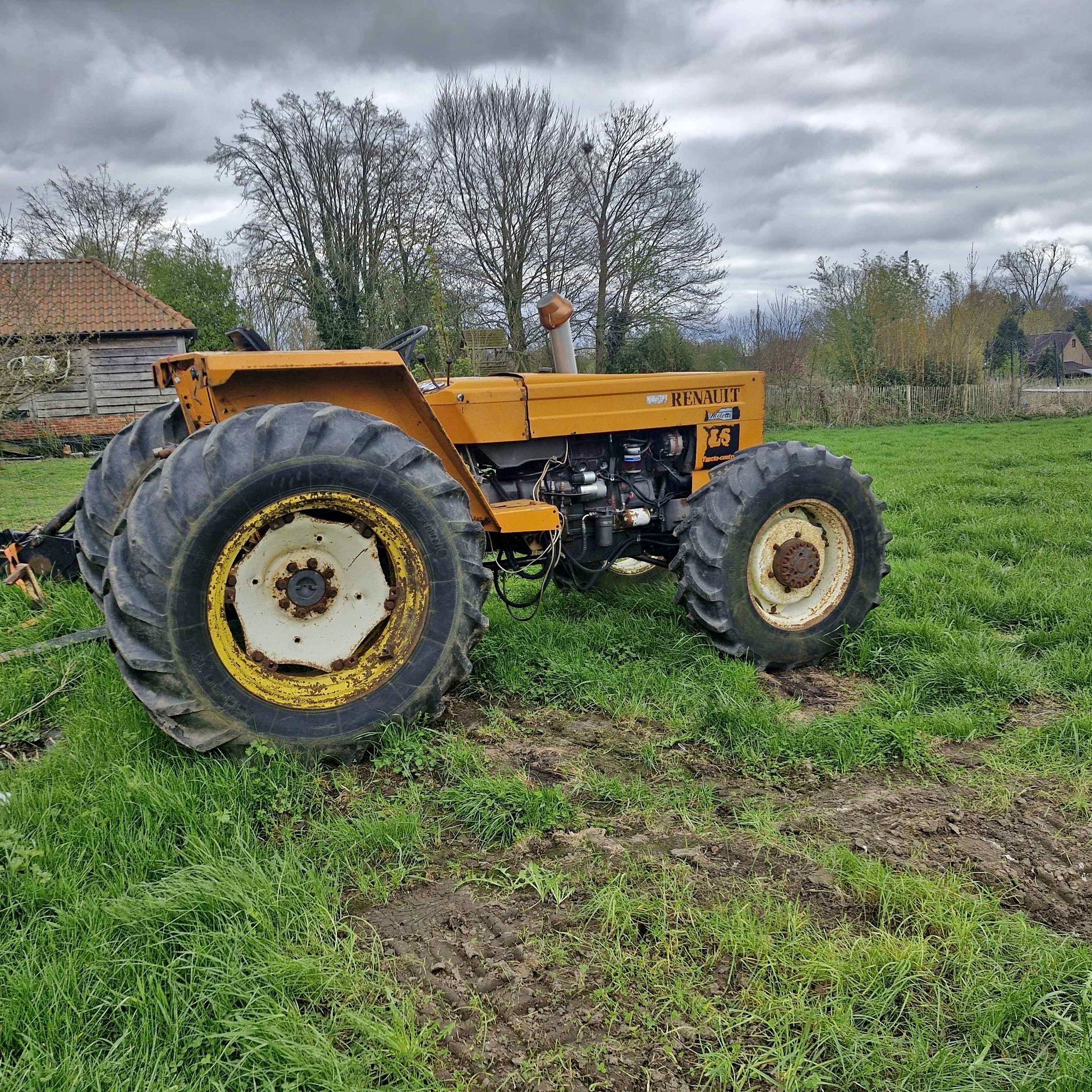 tracteur-renault-7514-4x4-lawn-mowers-gembloux-facebook