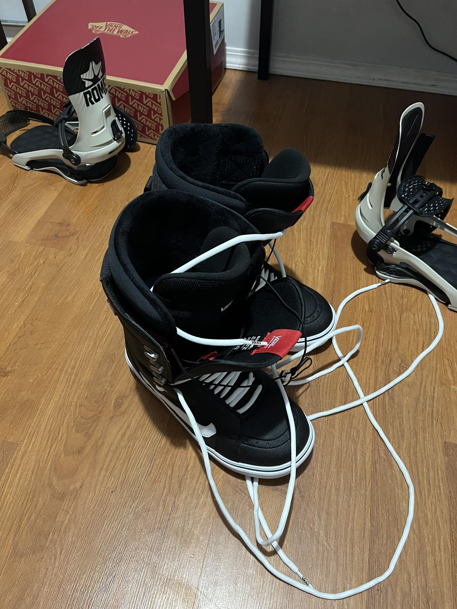 Are snowboard boots supposed to have heel movement?