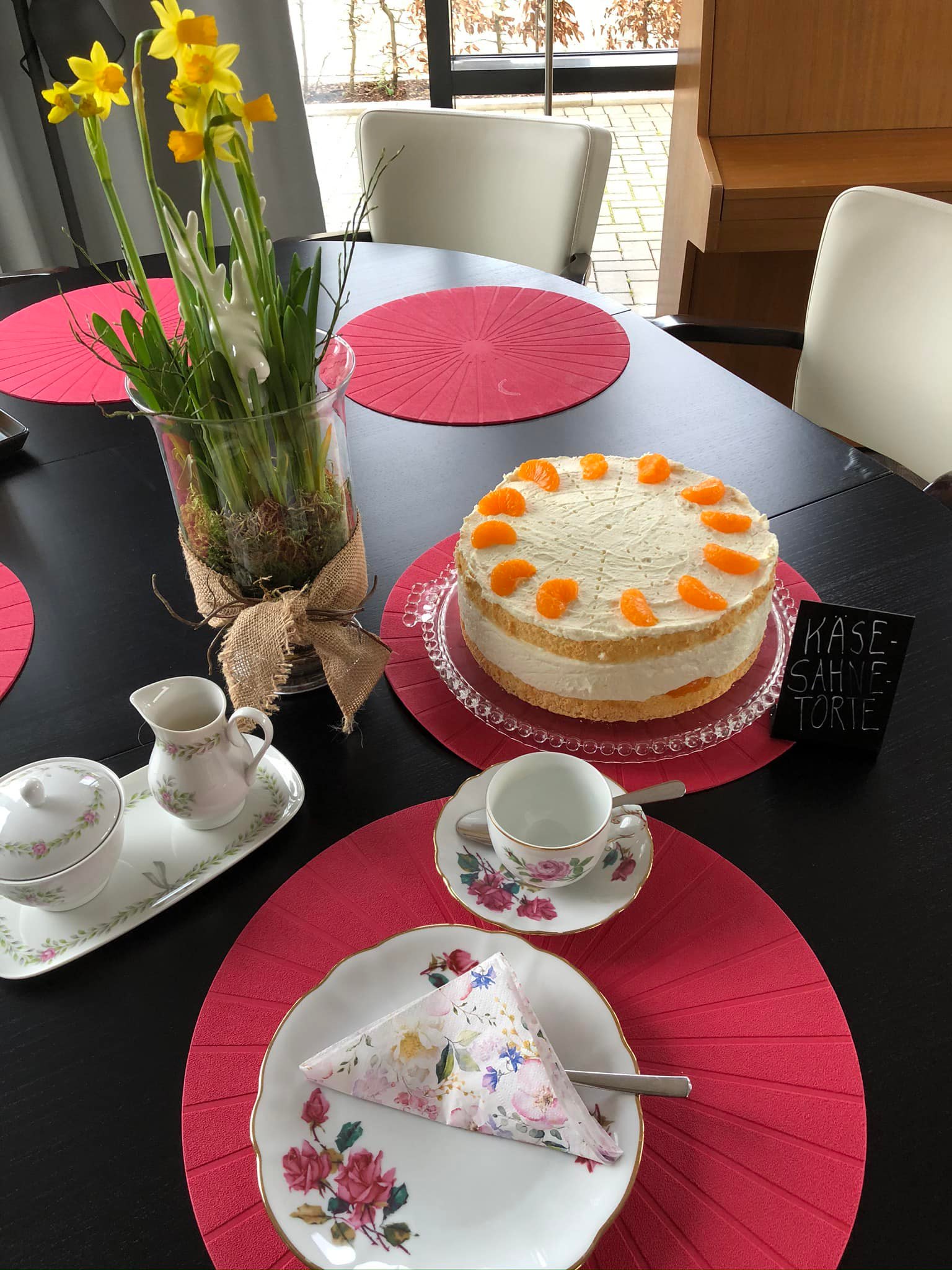 Ihr Lieben, Auch heute hat das Cafe Bunte Sofa wieder für euch geöffnet. Wir servieren euch heute gerne: eine Orangen Schmand Torte eine Käse Sahne Torte und eine Stachelbeer Baiser Torte. Selbstverständlich