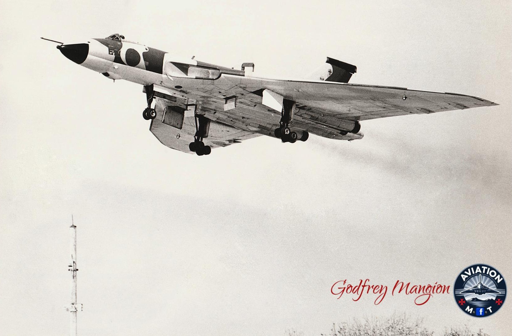 Avro Vulcan B2, XM645 from 9 Sqn Royal Air Force on short final to