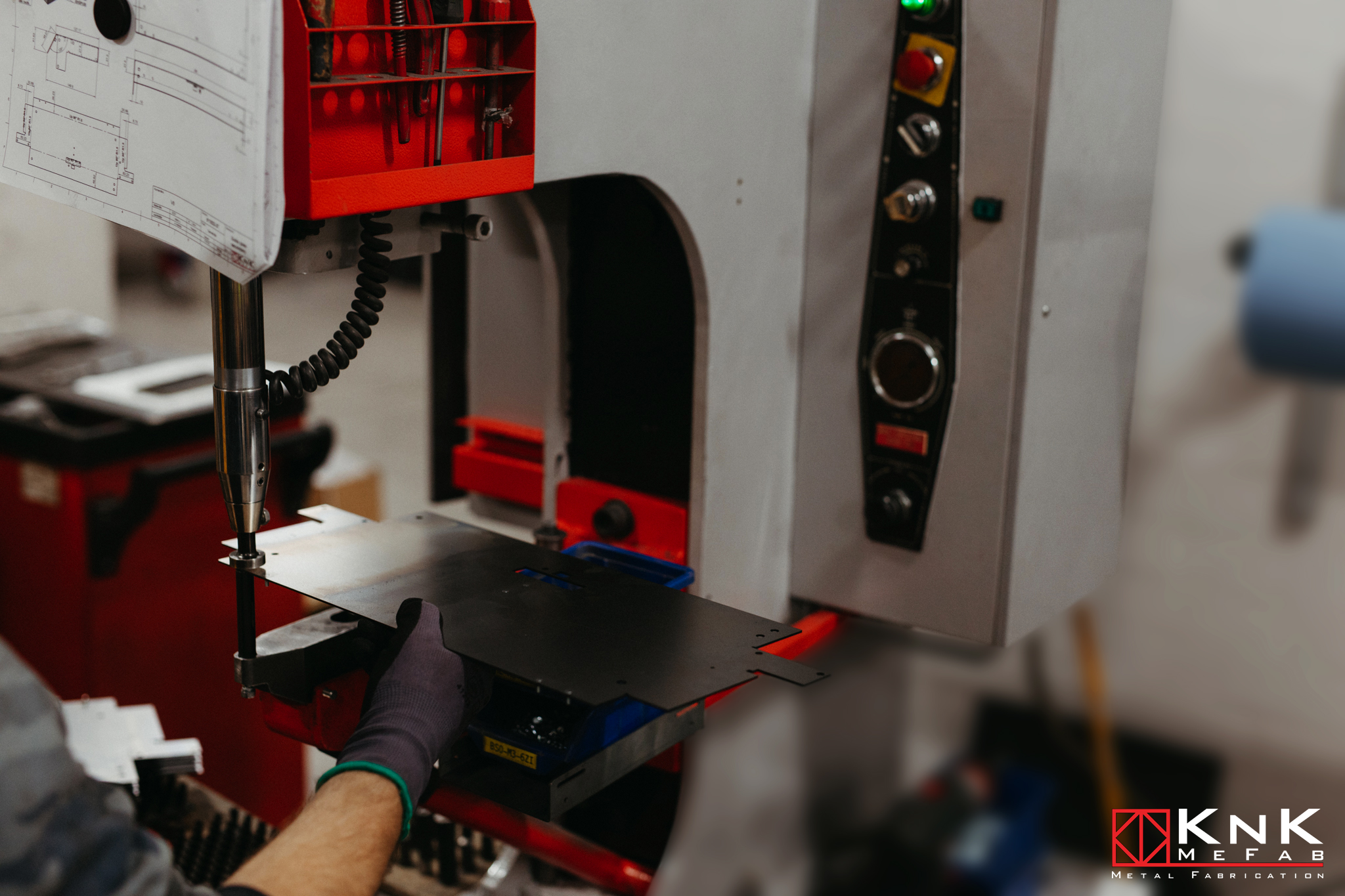 KNK MEFAB - 🇬🇧 The process of inserting PEM fastener in...