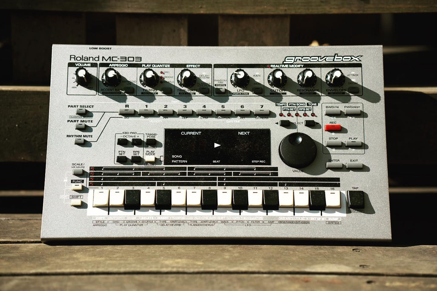 Roland MC-307 groovebox features and details