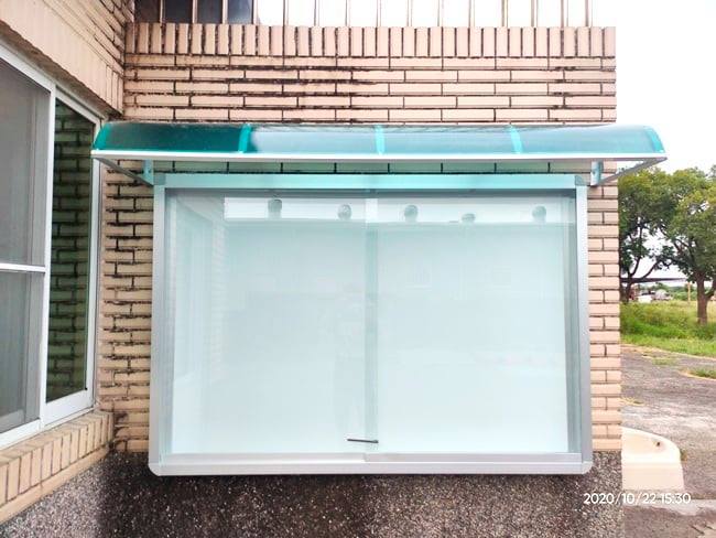 大新白板黑板行 - 戶外型-櫥窗玻璃磁性公佈欄.磁性佈告欄.. 可客製化尺寸.06-3139279