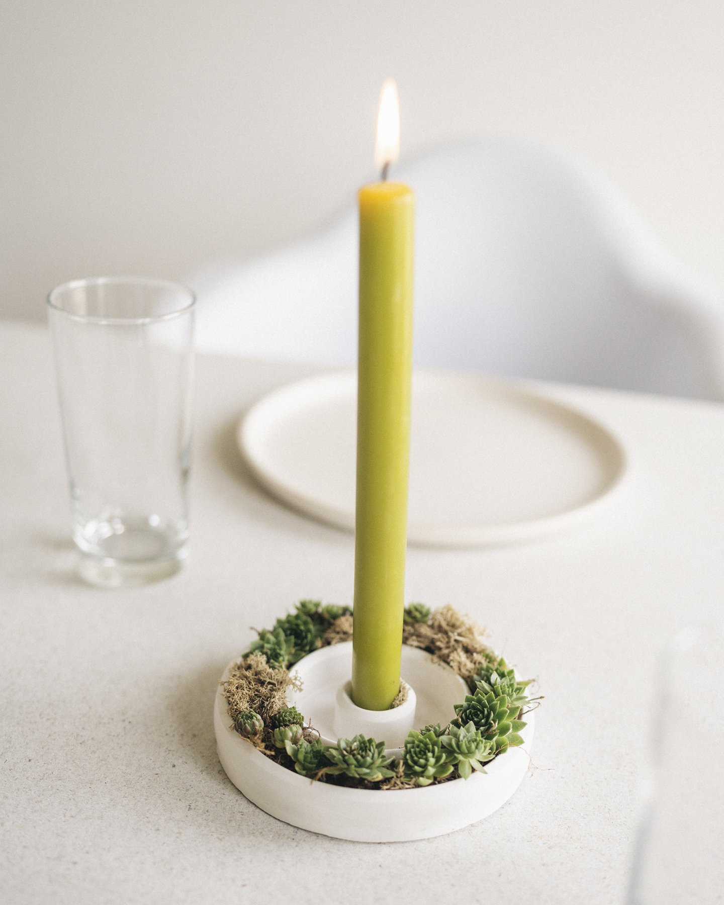 Kerzenständer selbst giessen 🙌🏼 Ein stilvolles Geschenk oder einfach zum Selbstbehalten – unsere Giessformen ermöglichen eine einzigartige Dekoration. Für dieses Projekt brauchst du nur: 🌸 Silikon-Giessform für Stabkerzenhalter 🌸 Edelweiss