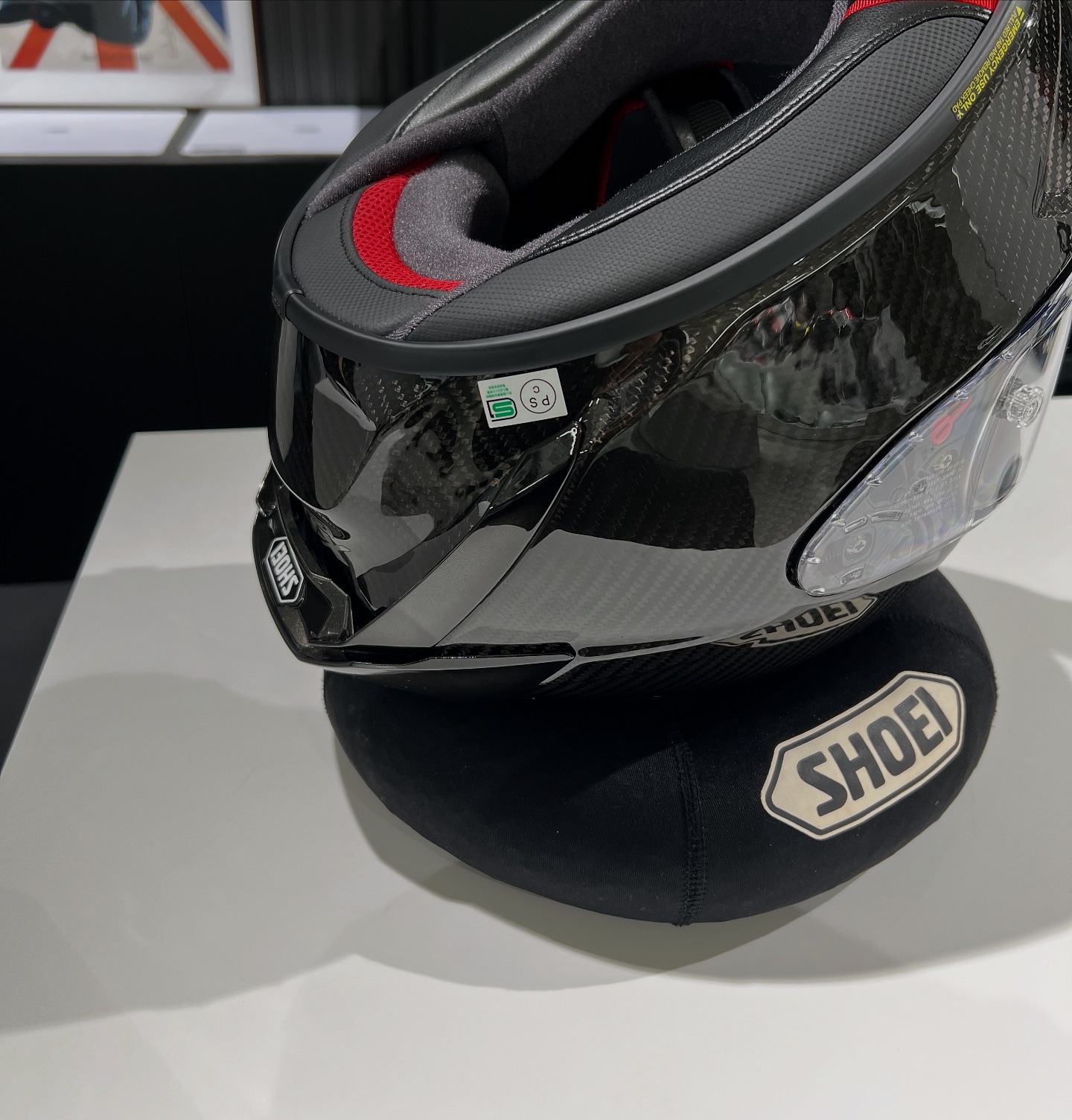 こんにちはSHOEI Gallery YOKOHAMA です? ヘルメットドーナツが入荷 